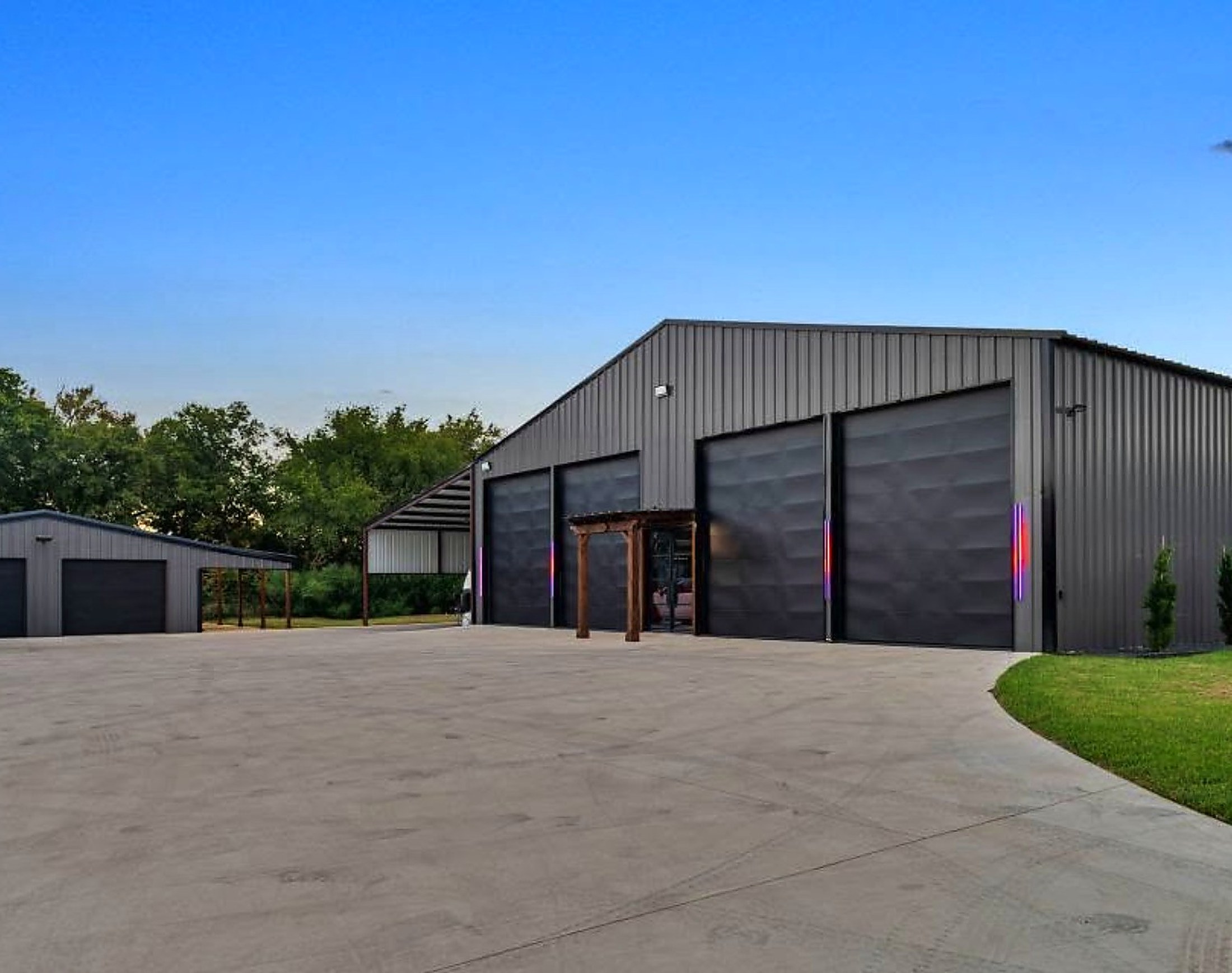 Black metal shop with three roll up doors